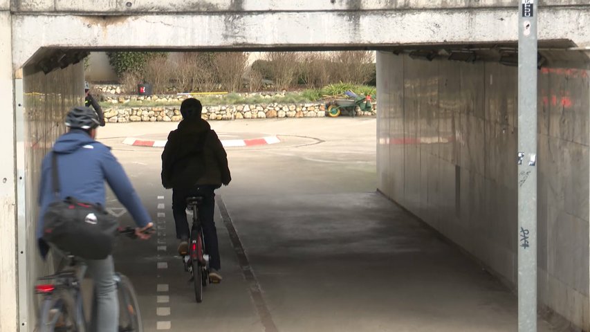 Hombres andando en bici por el carril bici del Piles en Gijón