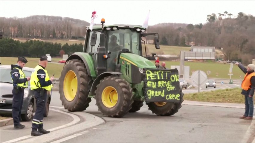 Uno de los muchos agricultores en huelga bloqueando los accesos a París