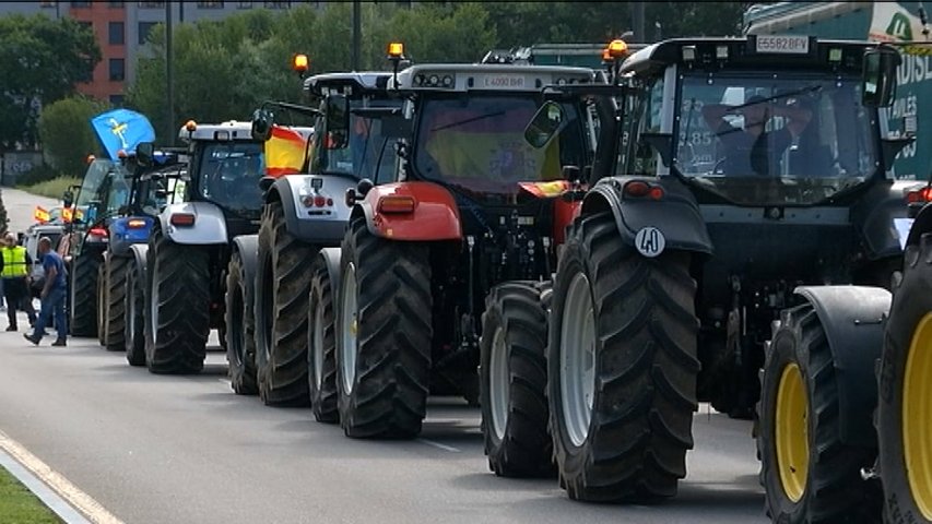 Primera protesta agraria en Asturias con una tractorada de Llanes a Unquera