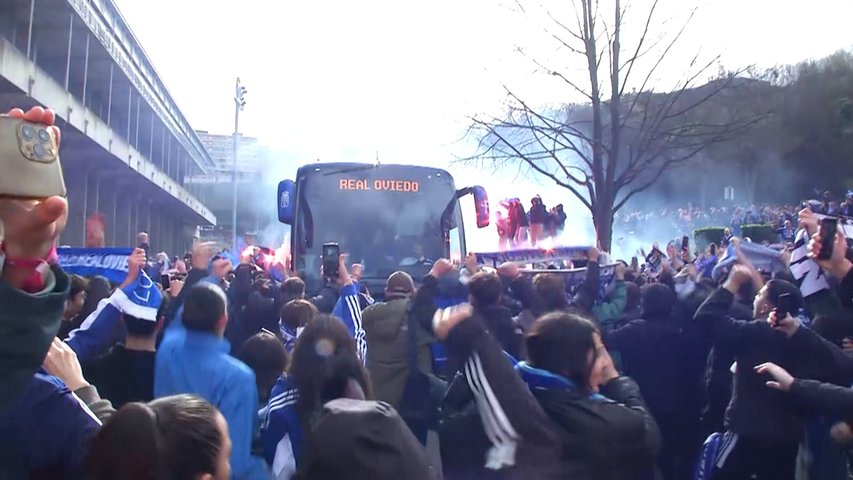 Afición a la salida de los jugadores del Oviedo antes de desplazarse para el derbi