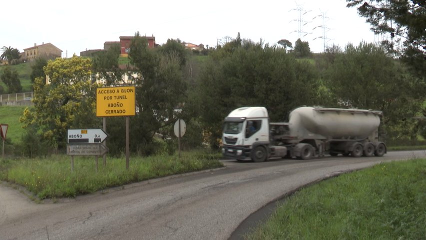 Un camión saliendo del túnel de Aboño