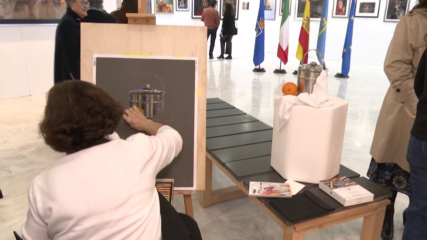 Setenta y dos artistas de 12 países compiten en la bienal de pintura al pastel de Oviedo