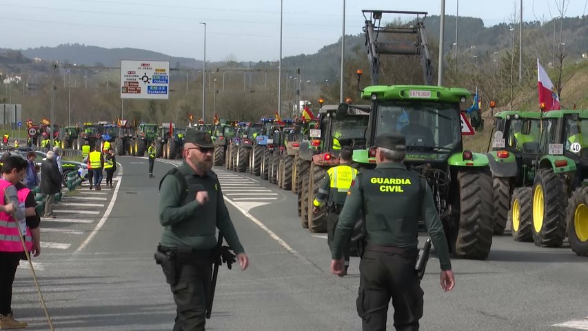 Tractorada por el campo en la Autovía del Cantábrico