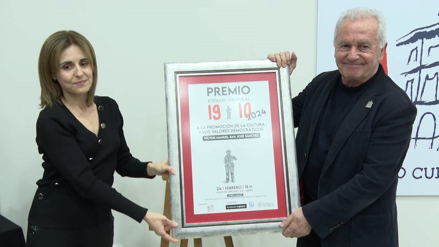 Víctor Manuel recibe el premio 'Espacio Cultural 19 10'
