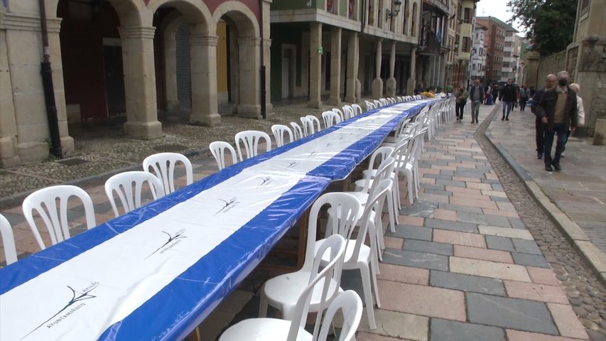 Mesas puestas para la Comida en la Calle de Avilés