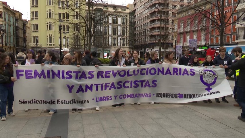 Los estudiantes se manifiestan por un "feminismo antifascista"