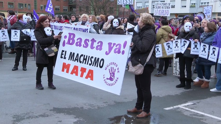 Miles de mujeres se manifiestan en Langreo para exigir que se avance hacia la igualdad