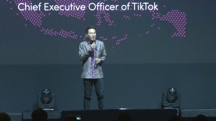 CEO de Tik Tok en un evento multitudinario en EEUU