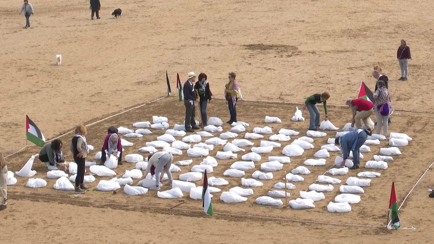 Simulación de un cementerio palestino en San Lorenzo