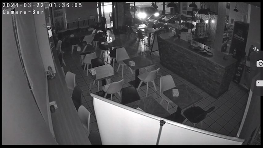 Las cámaras de seguridad graban un robo en una cafetería de Avilés