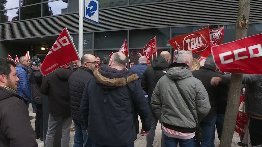 Concentración de los trabajadores de la seguridad privada en Oviedo