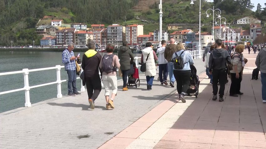 Mucha gente en el paseo de la Playa de Ribadesella en el mes de marzo