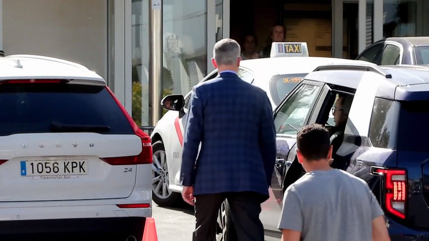 Felipe VI visita a la reina Sofía en la clínica donde se recupera de la infección urinaria