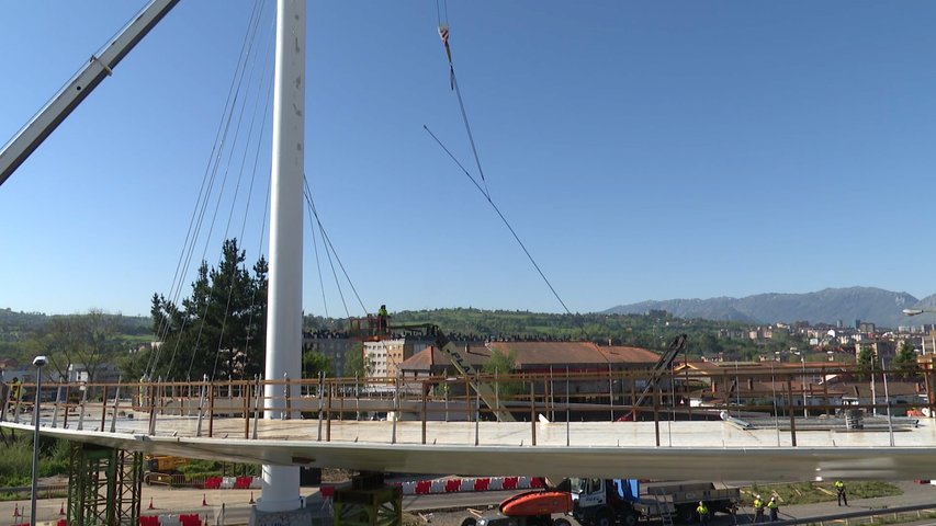 Comienza la instalación de los tirantes que sujetarán el puente del arpa del Bulevar de Santuyano 