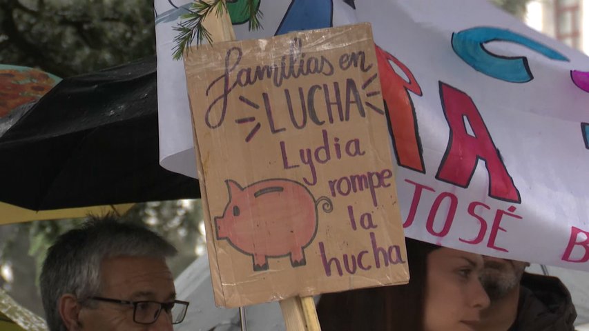 Encierro de padres y madres por la subida del precio del comedor