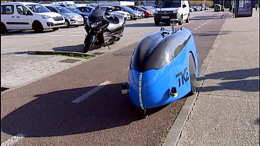 Un vehículo autónomo en un carril bici en Gijón