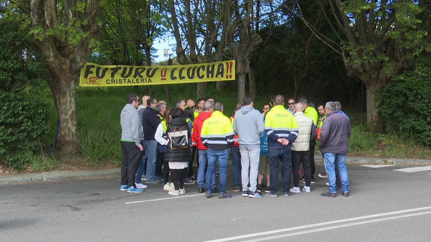 Trabajadores de Sekurit concentrados frente a las instalaciones de Saint-Gobain