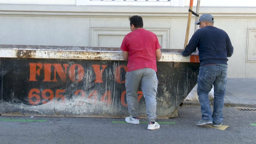 Trabajadores moviendo un container en Asturias