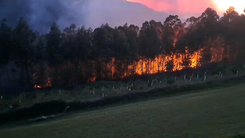 Susto en Oviñana por un incendio desatado cerca de la playa de La Vallina