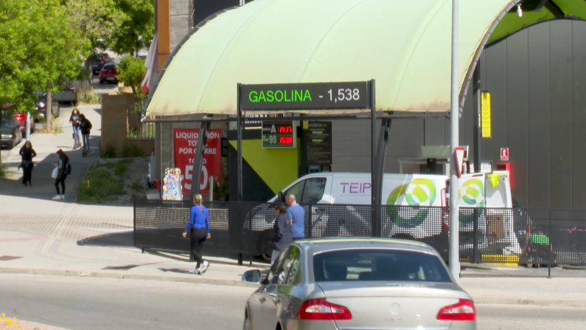 Un coche dirigiéndose a repostar en una gasolinera en España