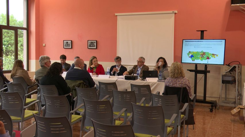 Reunión de Les Escuelines en una ayuntamiento asturiano