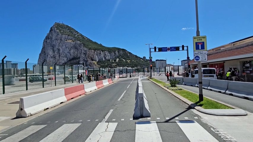 Frontera con el peñón de Gibraltar al fondo