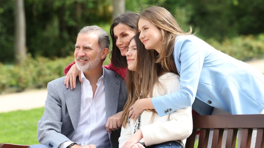 Los reyes conmemoran su 20 aniversario de boda con un álbum de fotos con sus hijas