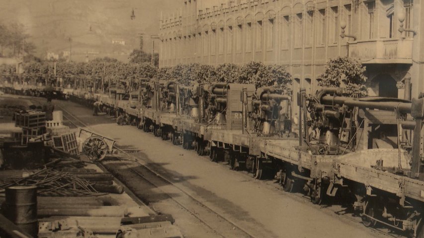El archivo fotográfico de la Fábrica de Armas de Trubia desvela cómo ha ido evolucionando la planta 