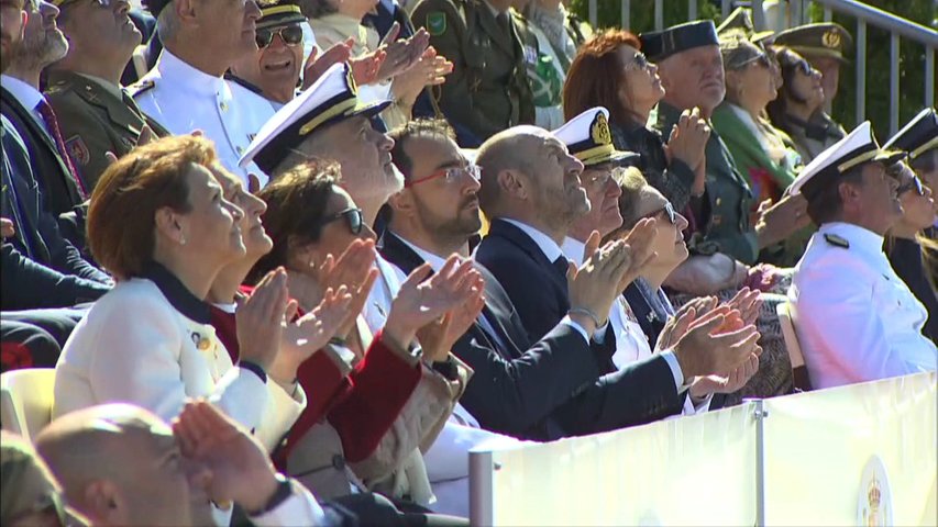 El rey preside una revista naval y un desfile aéreo en la bahía de Gijón