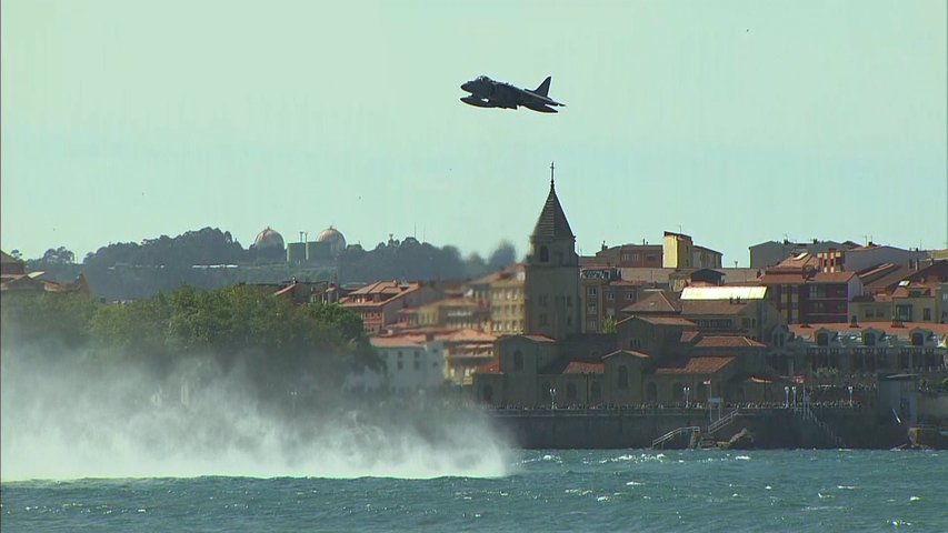 El rey pasa revista naval con miles de personas en Gijón por el Día de las Fuerzas Armadas