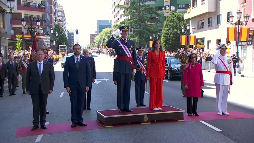 Los reyes presiden el desfile del Día de las Fuerzas Armadas ante miles de ovetenses