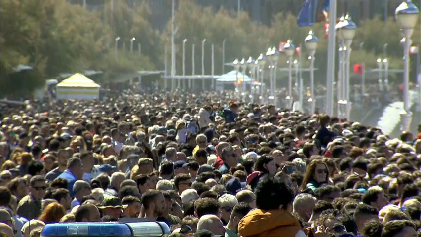 El Muro de San Lorenzo atestado de gente viendo el espectáculo aéreo del Día de las Fuerzas Armadas