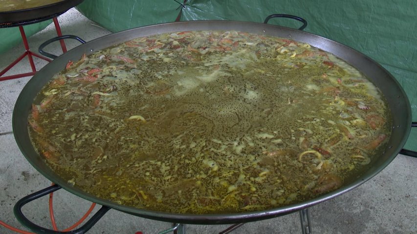 Paella grande en la paellada de Bimenes