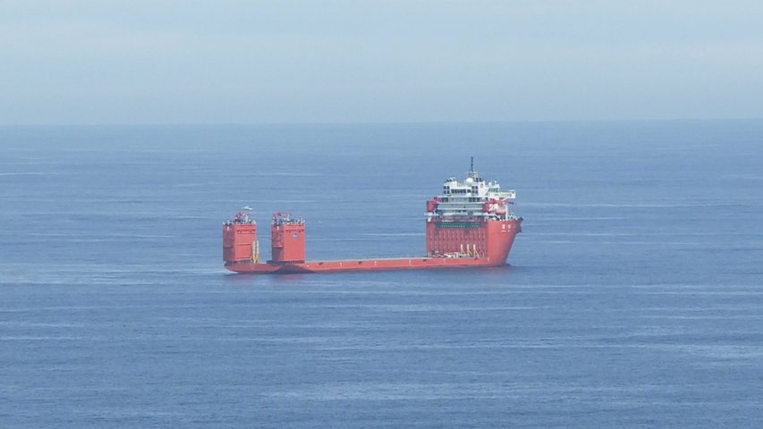 Un barco con bandera China, fondeado frente a la playa de San Lorenzo