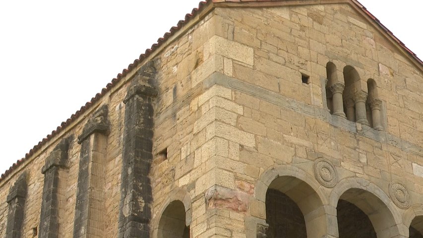 Santa María del Naranco vuelve a recibir visitas