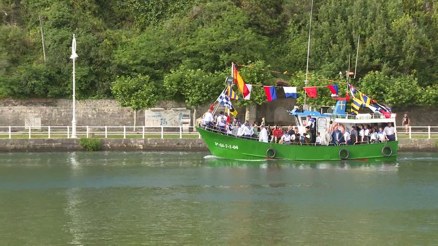 Embarcación engalanada en la procesión marinera de la Virgen de la Guía en Ribeseya