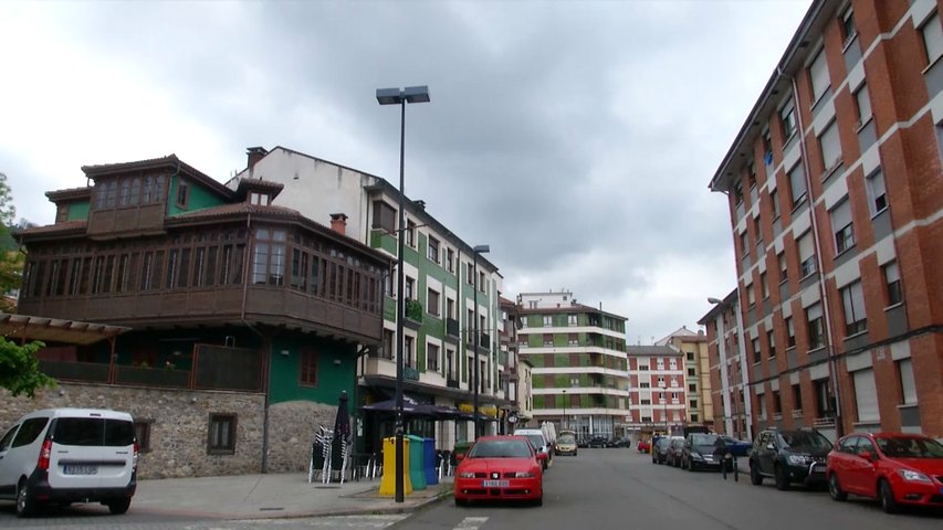 Calle de La Pola, en Lena donde un hombre esgrimió dos cuchillos 