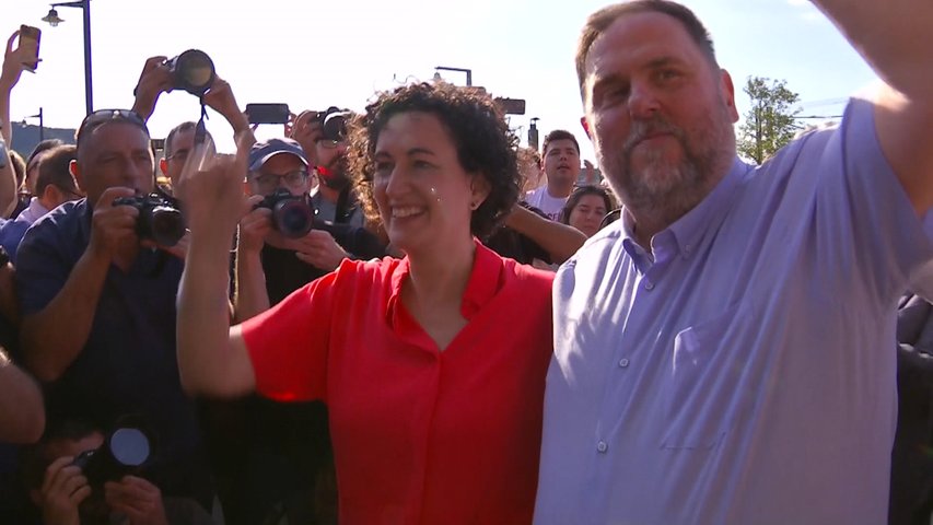 La secretaria general de ERC Marta Rovira recibida por los independentistas tras su regreso a Cataluña