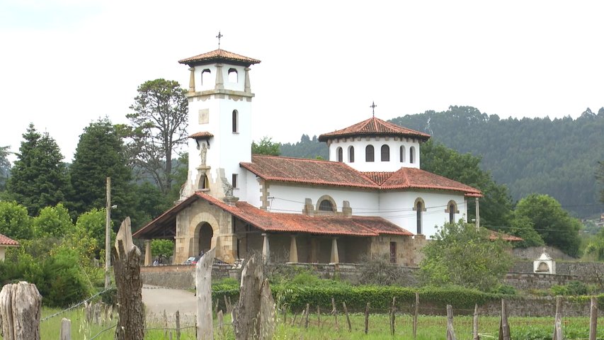 La iglesia de San Juan de Duz es el único templo asturiano con forma de hórreo