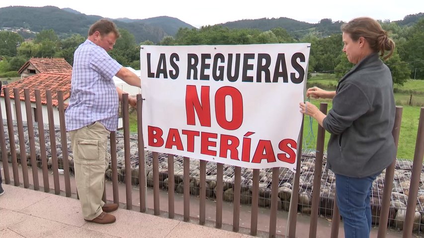 Pancarta en Las Regueras contra la instalación de parques de baterías en la zona rural