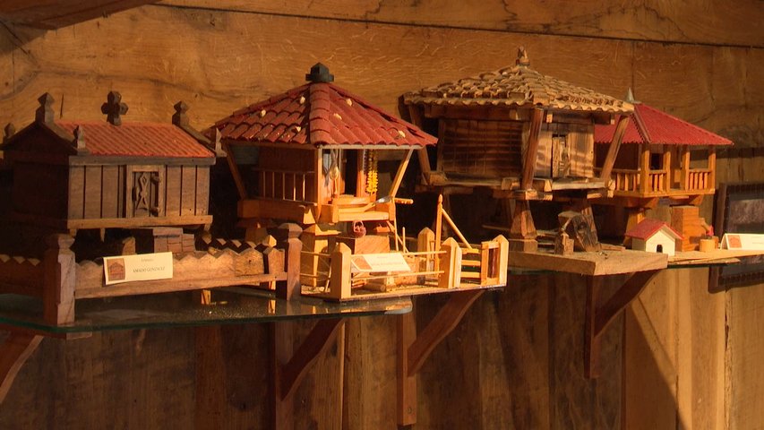 Maquetas de hórreos en el Muhomi