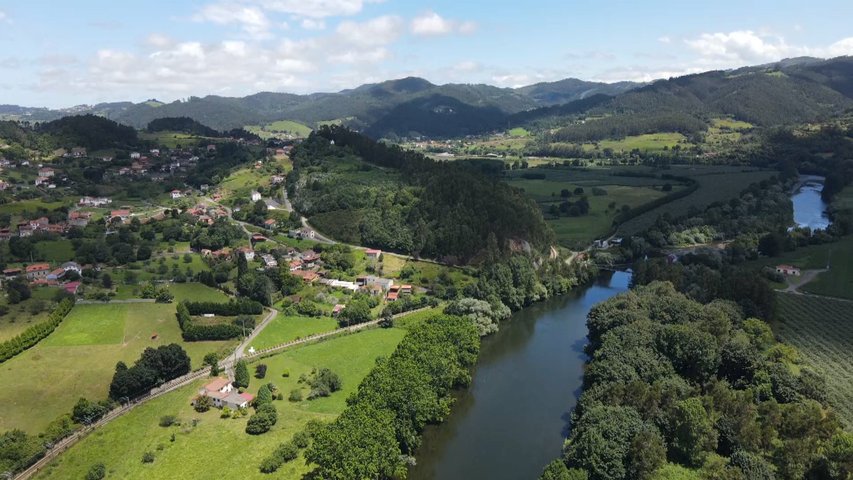 Vista aérea de Santianes, en Pravia