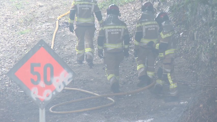 Un incendio en Gijón provoca un apagón en varios barrios de la ciudad