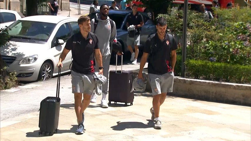 El Sporting inicia su stage en Galicia con Bermejo viajando con el equipo