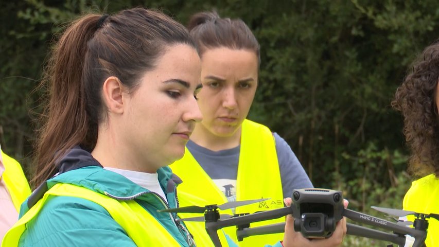 Mujeres rurales asturianas participan en el primer curso para ser piloto de dron