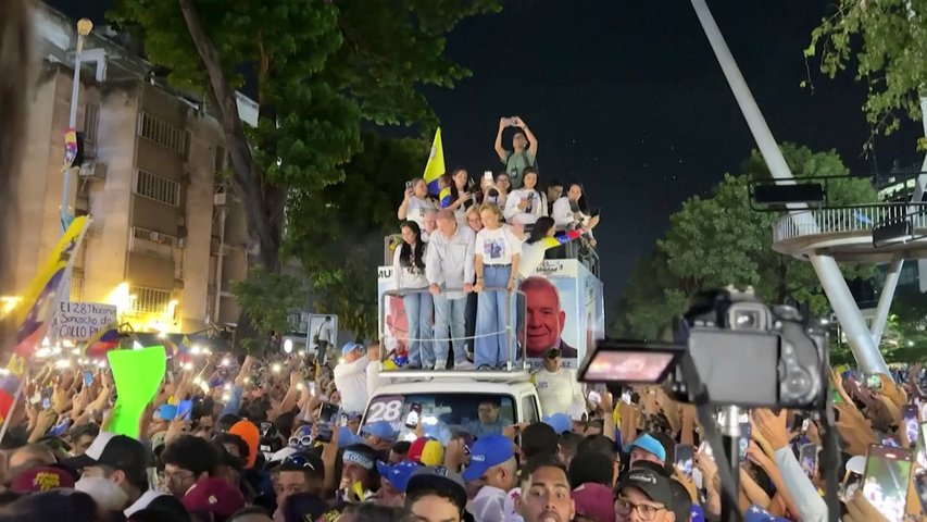 Chavismo y oposición miden su fuerza en multitudinarias marchas en el cierre de la campaña en Venezuela