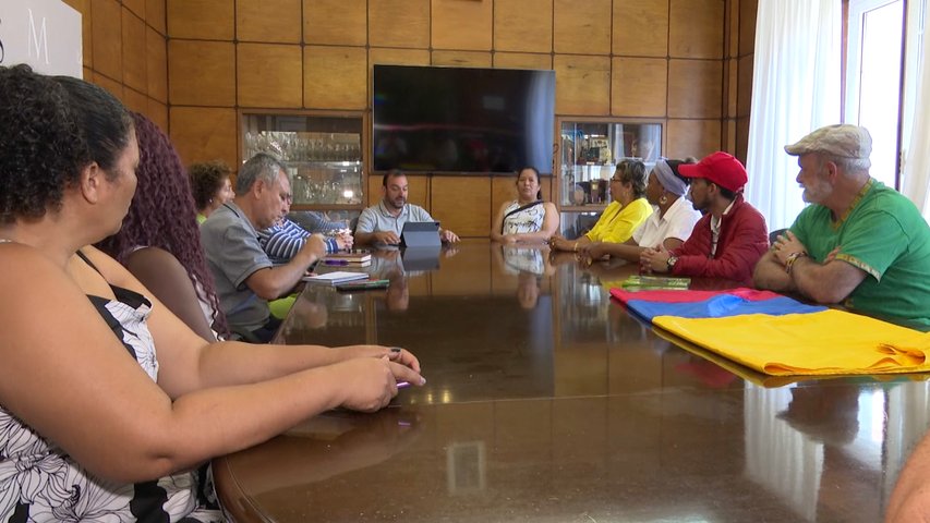 Recepción municipal en Mieres a seis refugiados políticos colombianos que pasarán 6 meses en Asturias