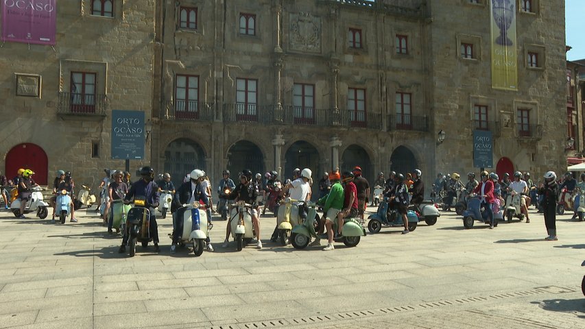 Las 'scooters' salen a la calle en el 'Euro Ye-yé'