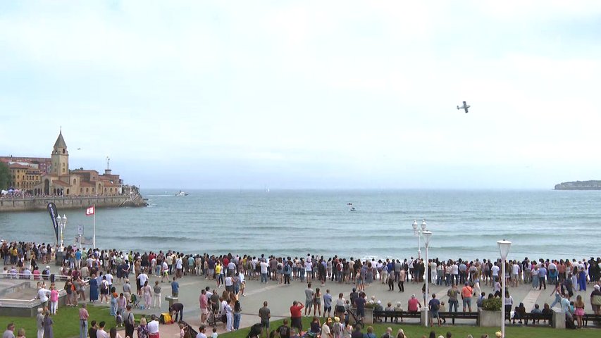 Más de 200.000 personas disfrutan del Festival Aéreo de Gijón