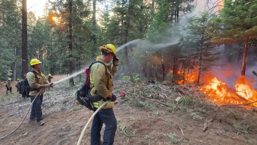 Continúa la lucha para contener un incendio en California que se expandió a otros condados